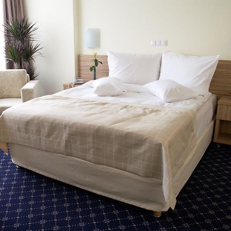 Marshal Hotel Букурещ Стая снимка
