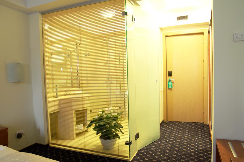 Marshal Hotel Букурещ Стая снимка