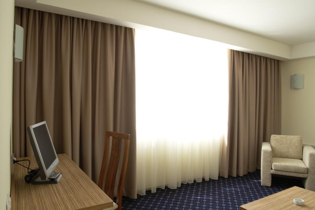 Marshal Hotel Букурещ Стая снимка