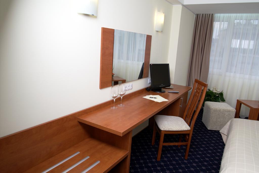 Marshal Hotel Букурещ Стая снимка