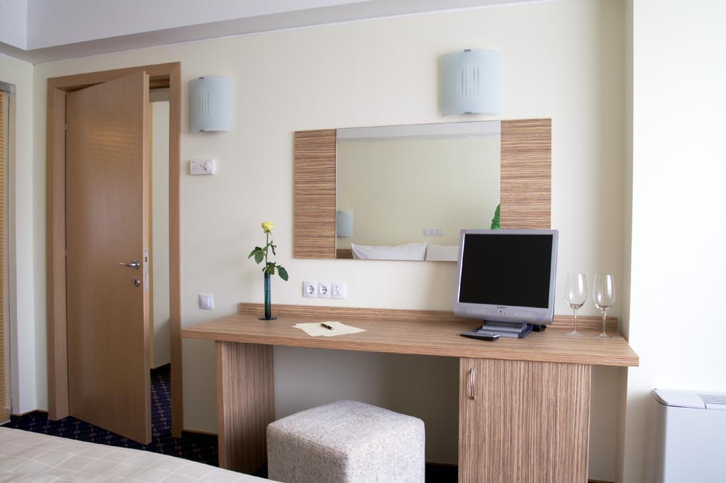 Marshal Hotel Букурещ Стая снимка