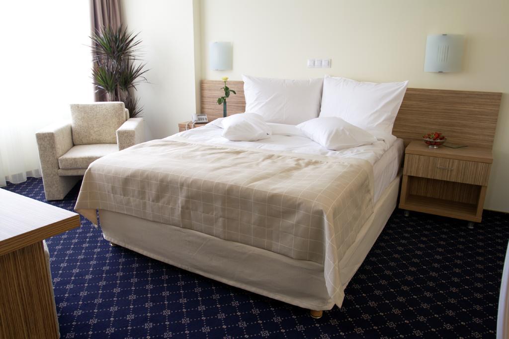 Marshal Hotel Букурещ Стая снимка